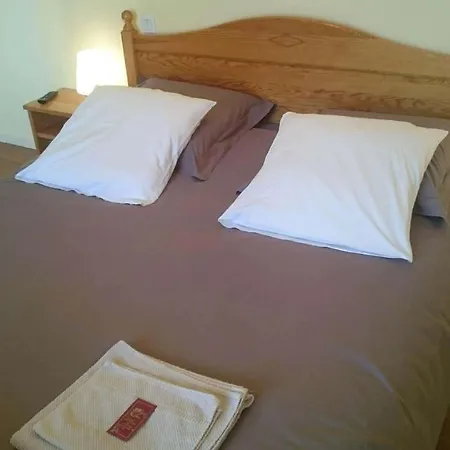 Pensión D'hotes De L'auberge L'astrassadou Rézentières